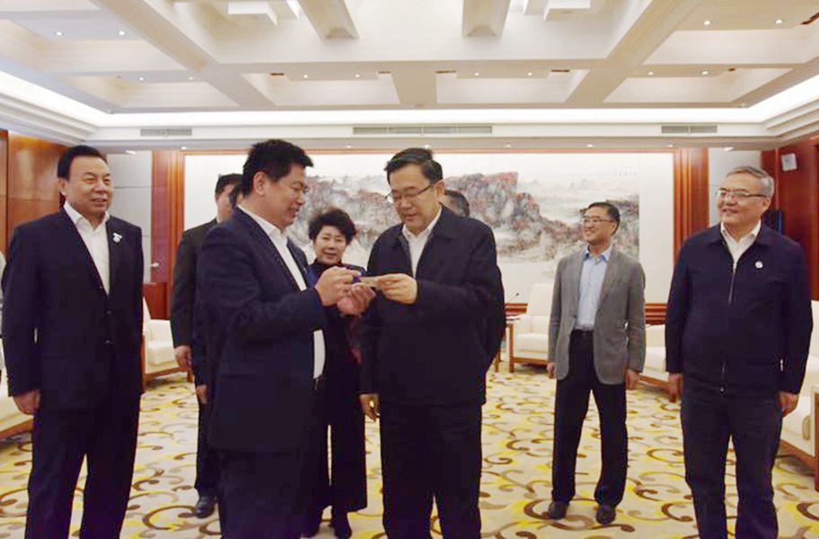 2018年4月16日，貴州省委書記孫志剛聽取全國政協(xié)委員、民建中央常委、中華職業(yè)教育社副理事長、四川國弘現(xiàn)代教育投資公司（省屬國有企業(yè)）董事長蘇華關(guān)于在貴州省發(fā)展教育事業(yè)和教育扶貧工作匯報。_副本.jpg
