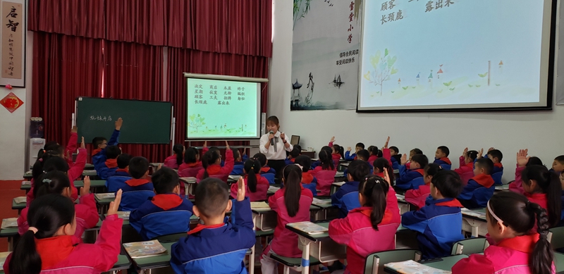 繼光實(shí)驗(yàn)學(xué)校老師亮相德陽市小語年會.jpg