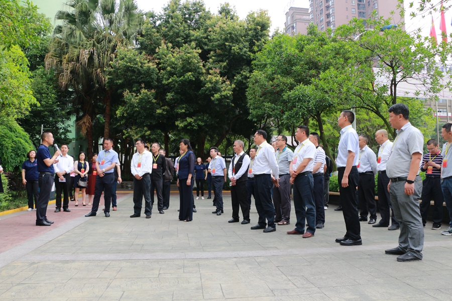 德陽市、中江縣人大代表到繼光實驗學校調(diào)研.JPG