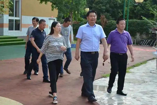 學(xué)校董事會(huì)董事長(zhǎng)蘇華奔走在學(xué)校發(fā)展的第一線。_副本.jpg