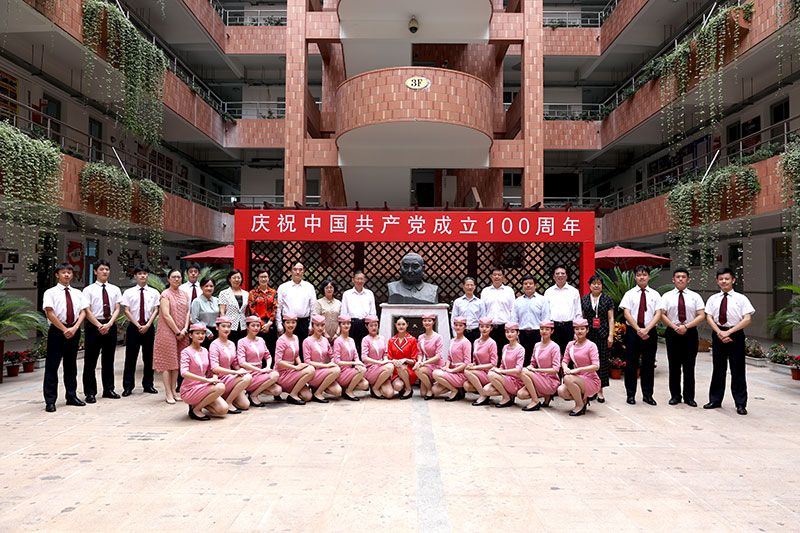 5郝明金理事長與中華職業(yè)學(xué)?？粘藢I(yè)學(xué)生合影留念.jpg