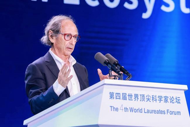 世界頂尖科學家協(xié)會副主席、2013年諾貝爾化學獎獲得者邁克爾·萊維特發(fā)表演講.jpg