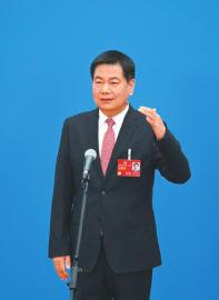 3月7日，“委員通道”集體采訪活動上，住川全國政協(xié)委員蘇華接受媒體采訪。 　　新華社記者 陳曄華 攝.jpg