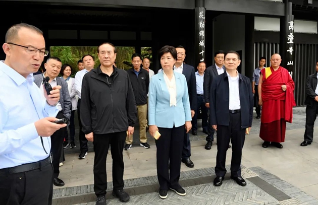 考察組在世園會主會場中華園藝展區(qū)成都園聽取有關(guān)情況介紹。記者 姜寒冬 攝.jpg