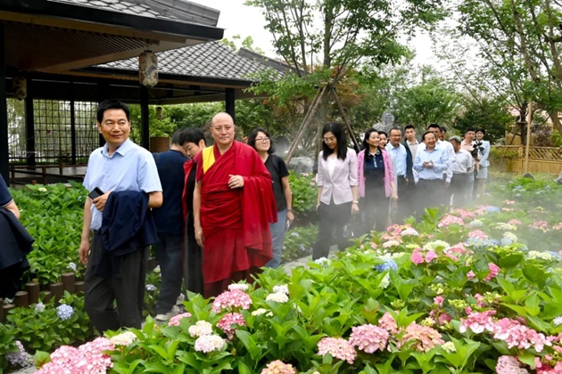 考察組在世園會國際園藝展區(qū)考察。記者 姜寒冬 攝.jpg11.jpg