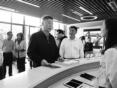 2、調研組在四川省雅安市漢源縣調研大學生電商直播創(chuàng)業(yè)項目以及就業(yè)援助吸納帶動就業(yè)情況。.jpg